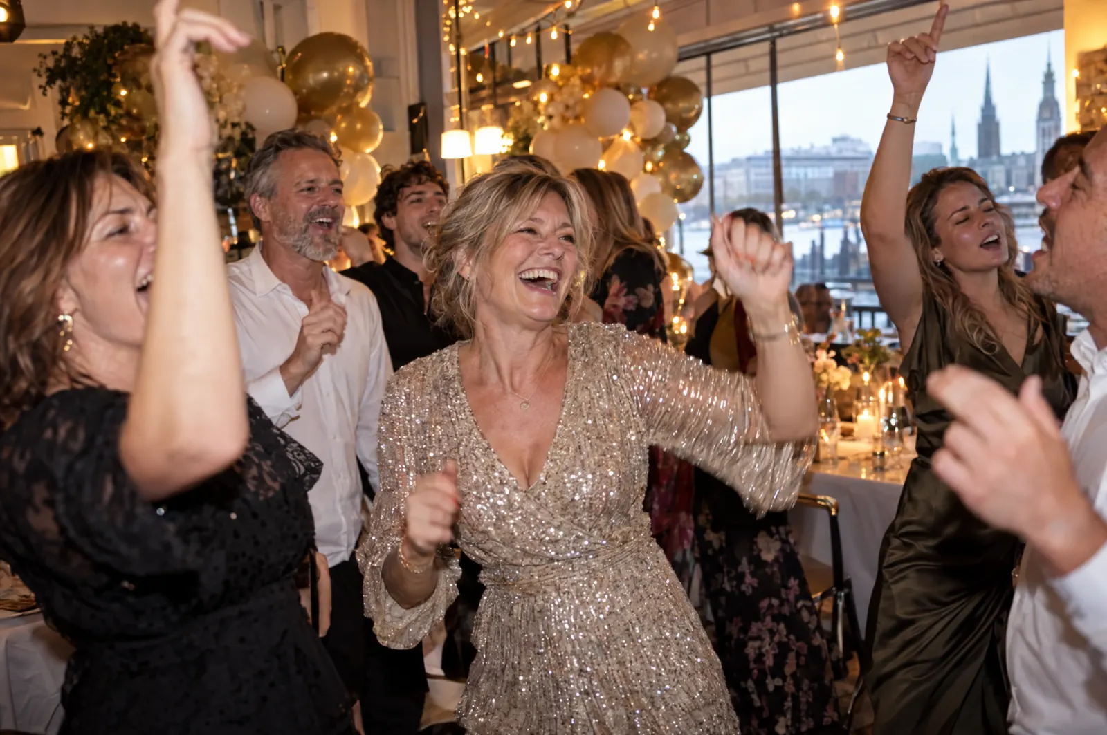 Gäste feiern einen 50. Geburtstag
